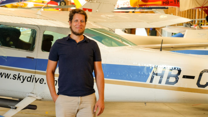 Pilot Raphi Flach auf schwieriger Mission