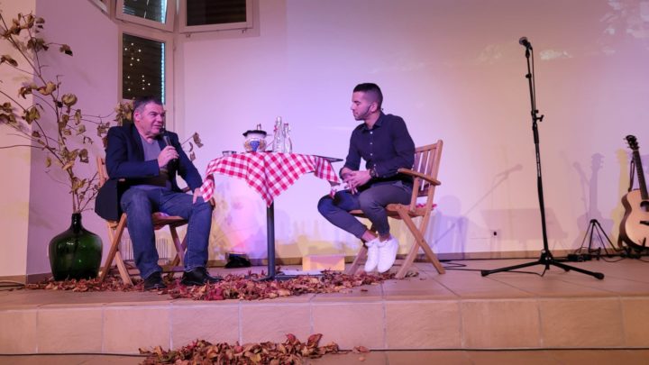 Privat-Talk mit Arbeitskollege in Gästerolle